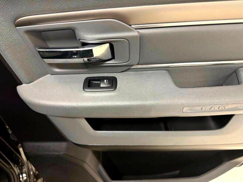 RAM 1500 Big Horn 4x4 Crew Cab 5'7" Box 2017