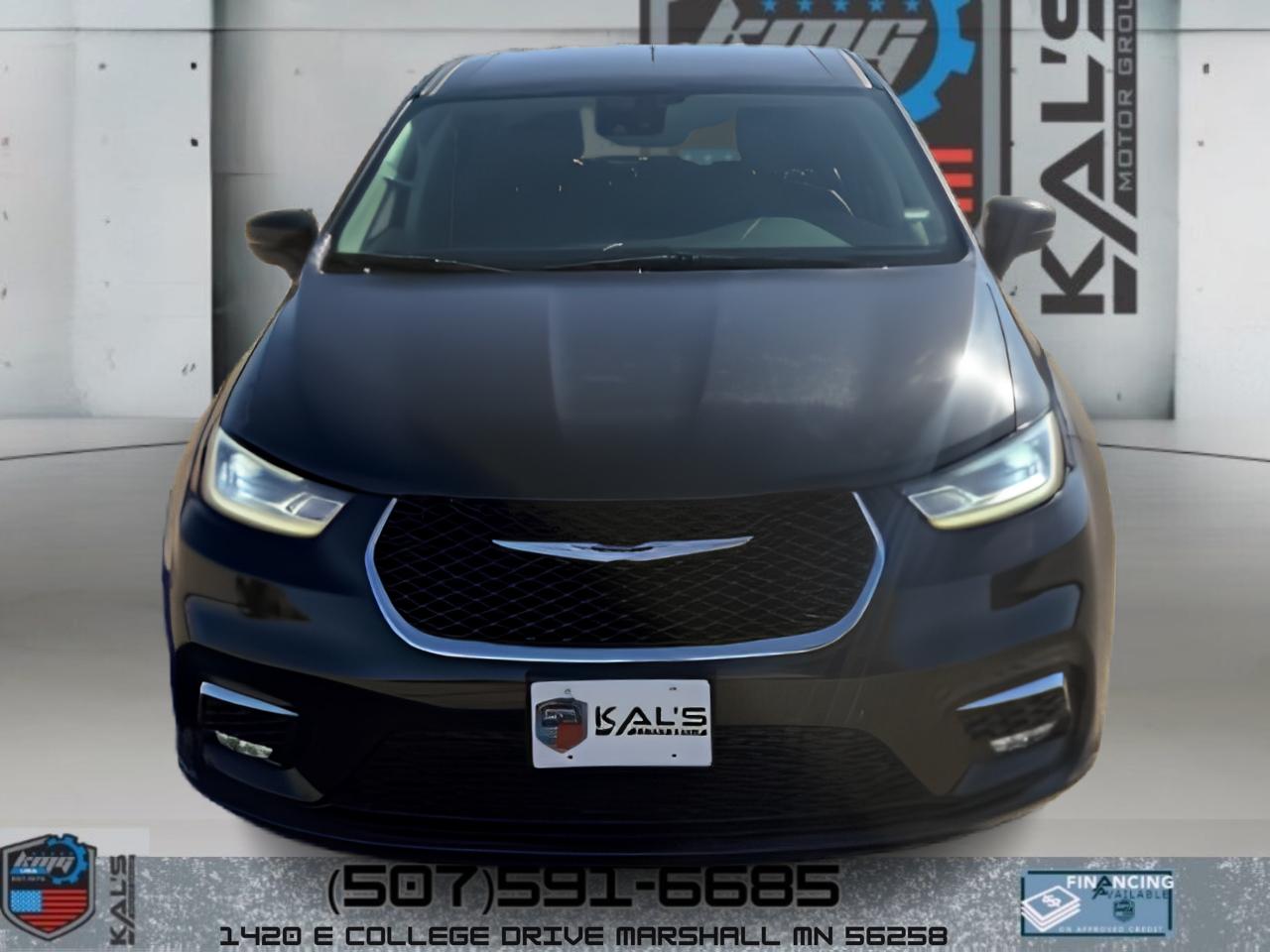 Chrysler Pacifica photo 2