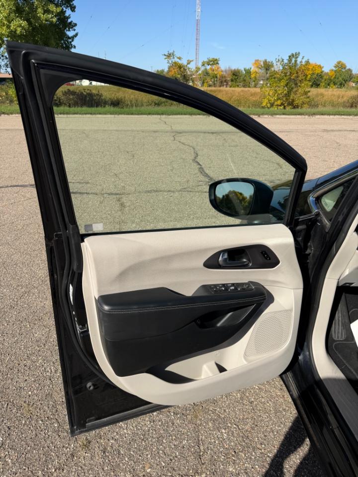 Chrysler Pacifica photo 8