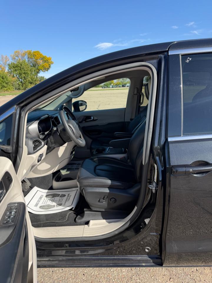 Chrysler Pacifica photo 9