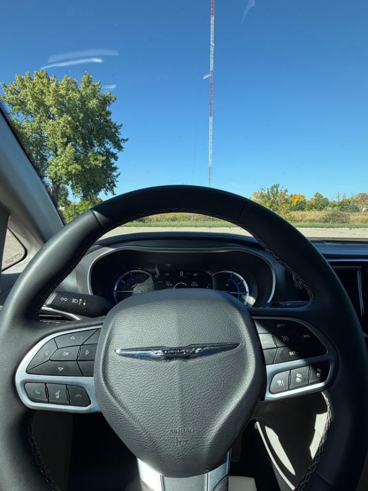Chrysler Pacifica photo 11
