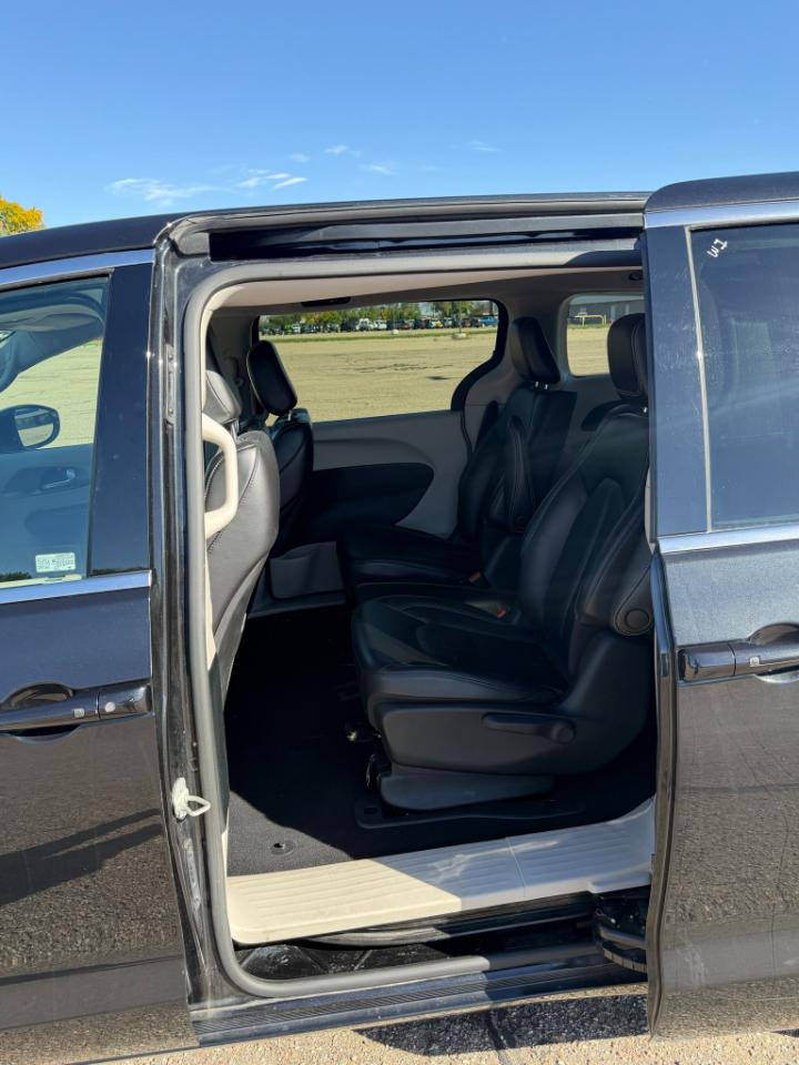 Chrysler Pacifica photo 13