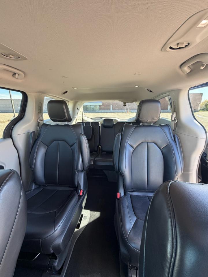 Chrysler Pacifica photo 15