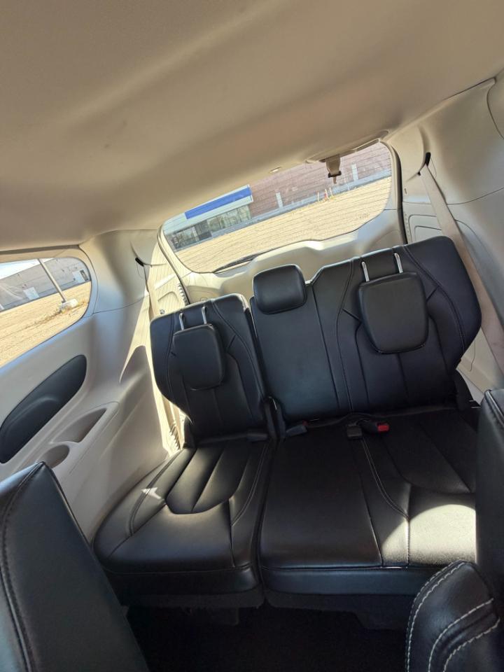 Chrysler Pacifica photo 16