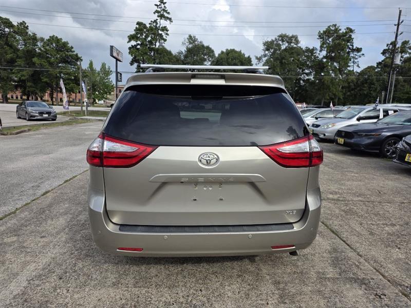 Toyota Sienna  2016