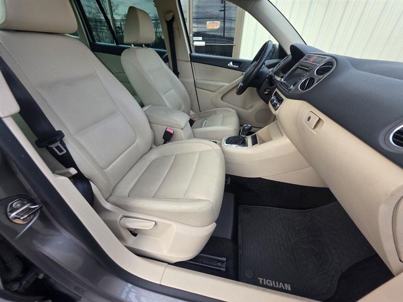 Volkswagen Tiguan S 2011