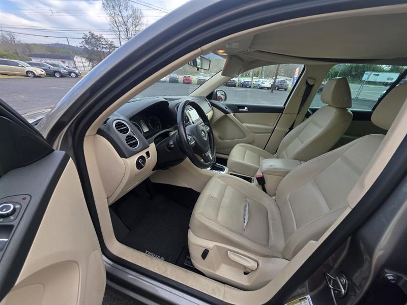 Volkswagen Tiguan S 2011
