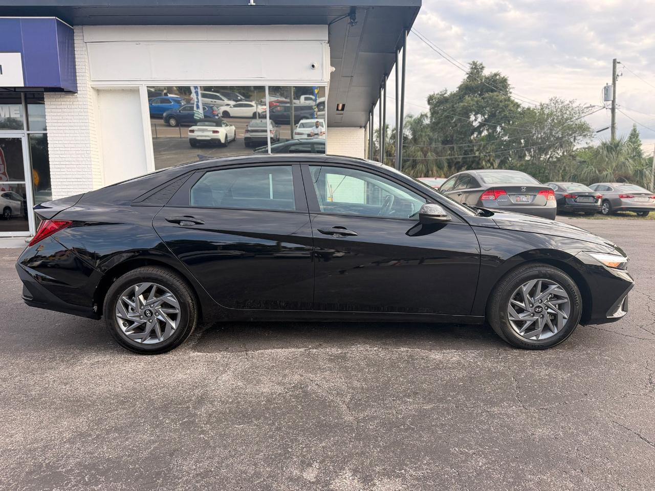 Hyundai Elantra Hybrid Blue 2025