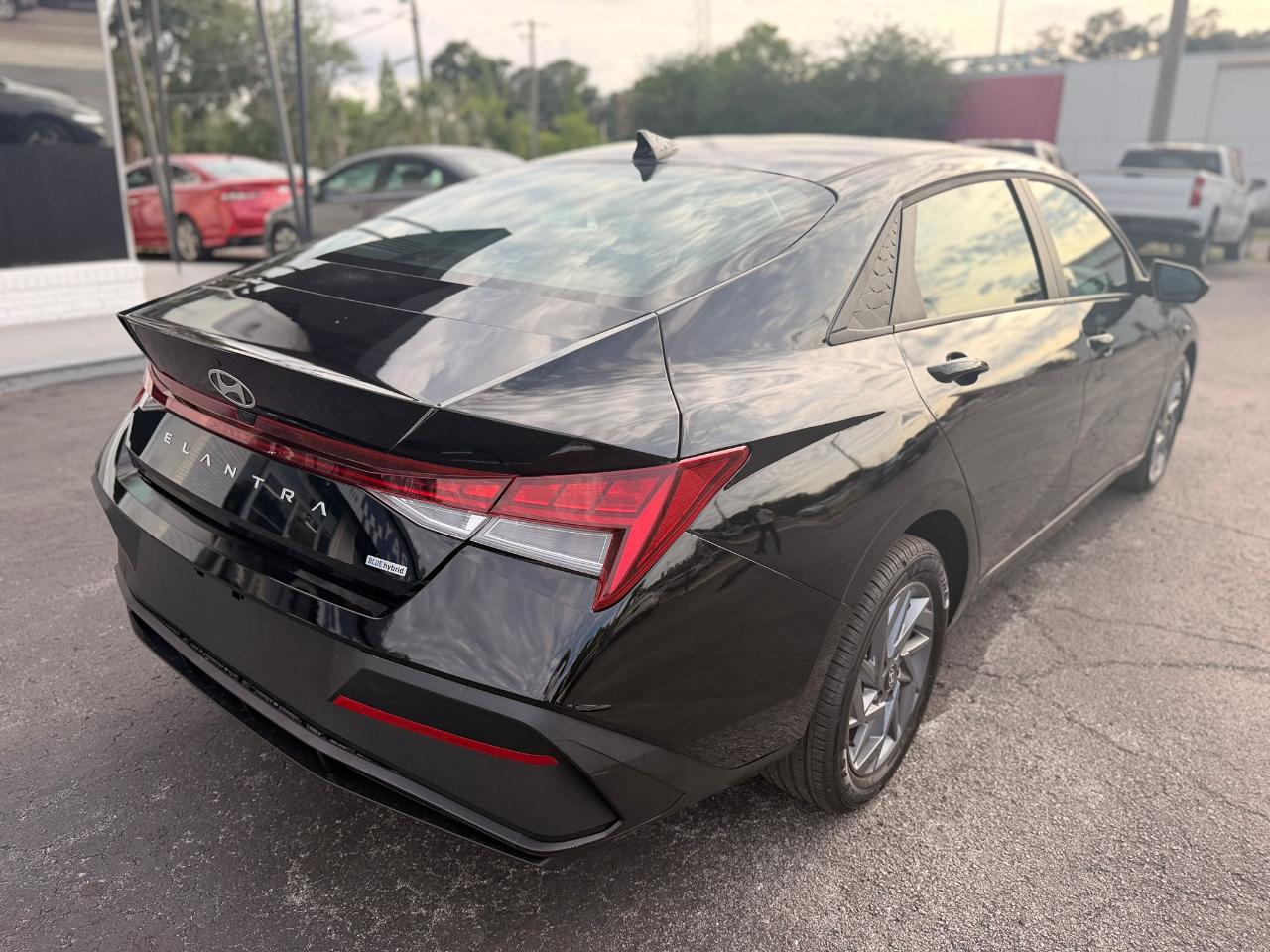 Hyundai Elantra Hybrid Blue 2025