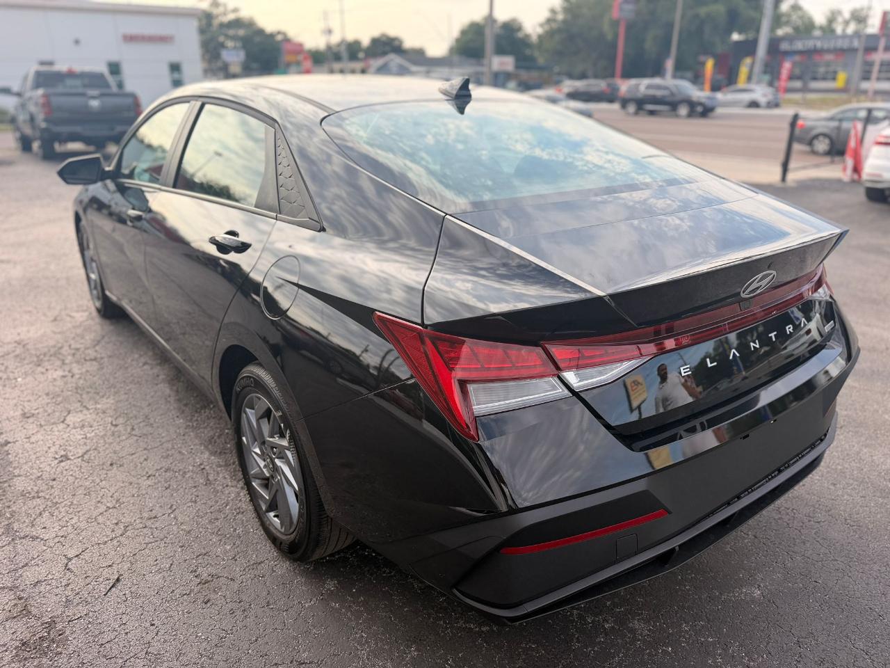 Hyundai Elantra Hybrid Blue 2025