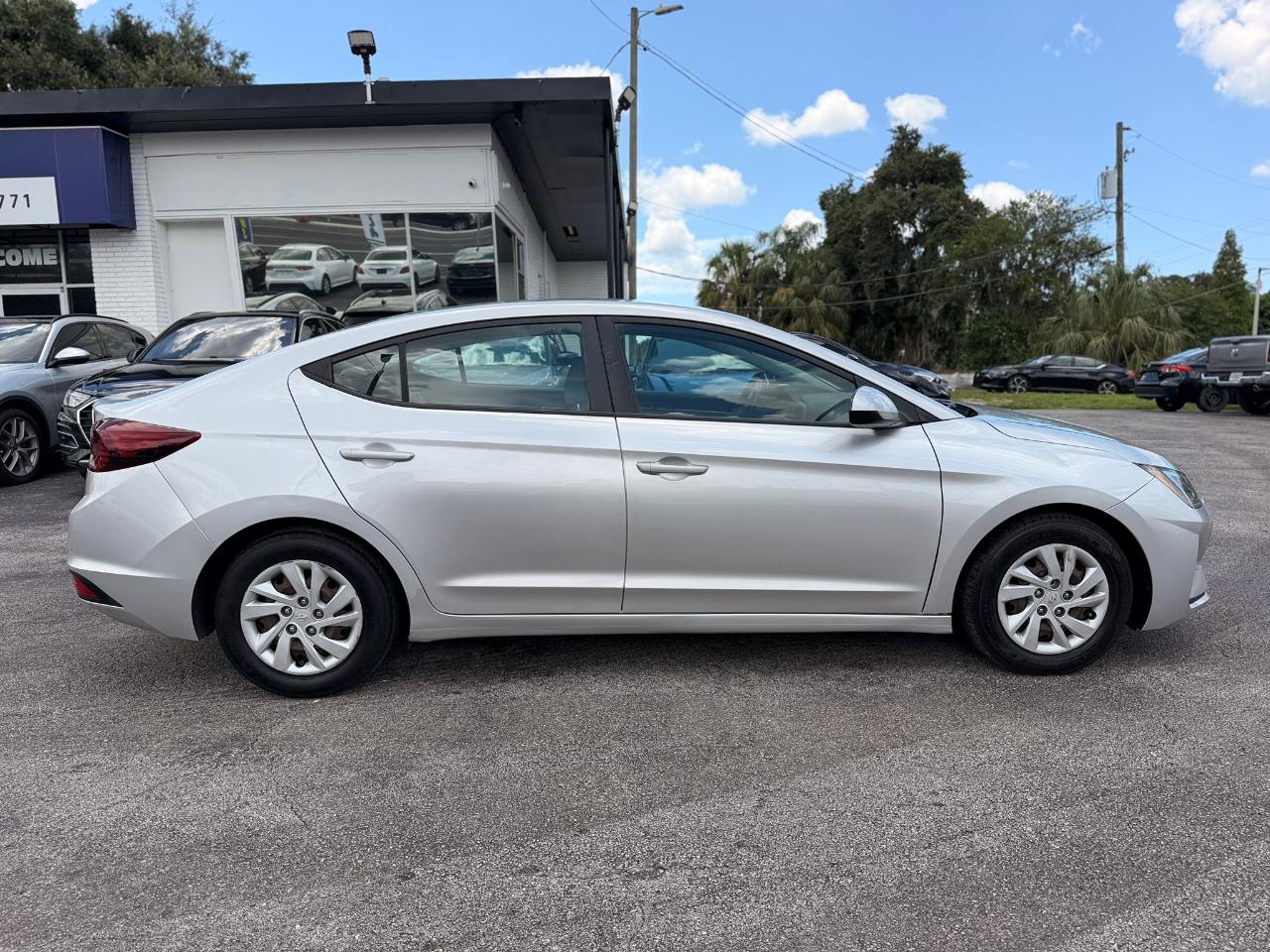 Hyundai Elantra SE 6AT 2020