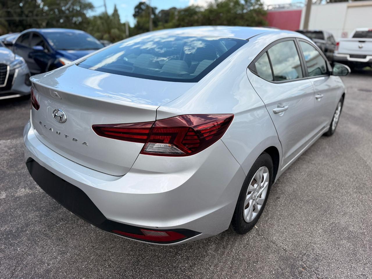 Hyundai Elantra SE 6AT 2020