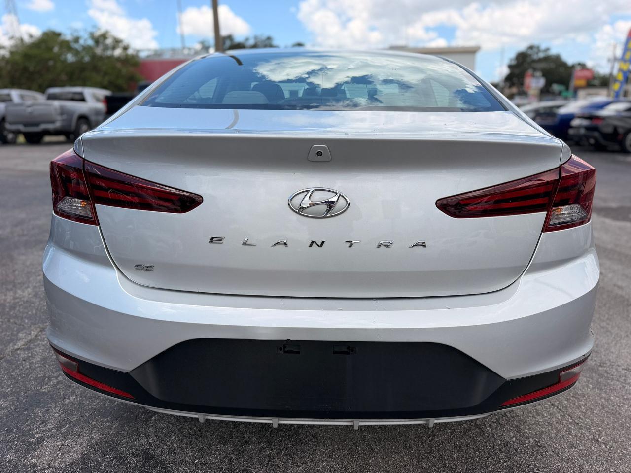 Hyundai Elantra SE 6AT 2020