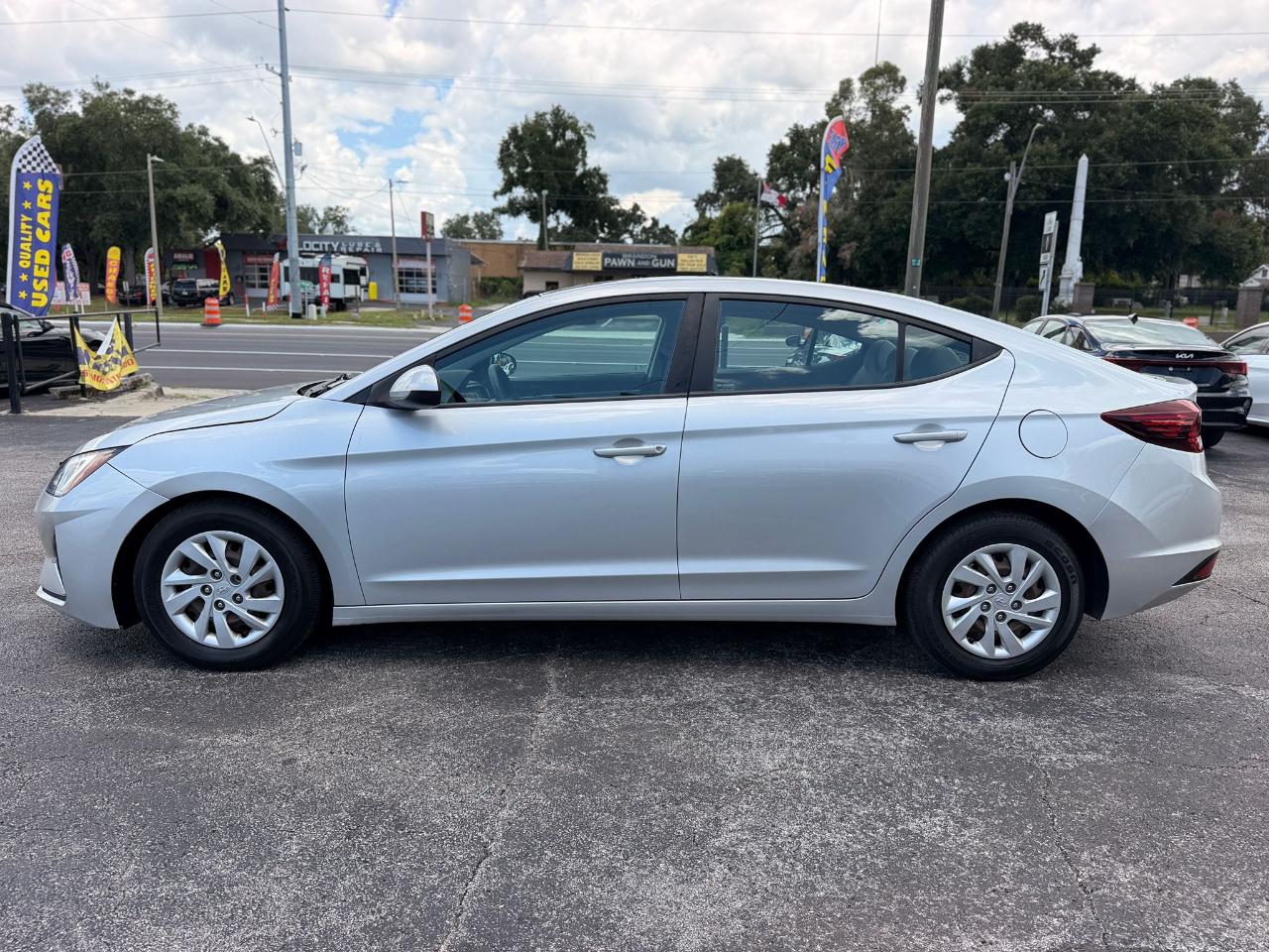Hyundai Elantra SE 6AT 2020