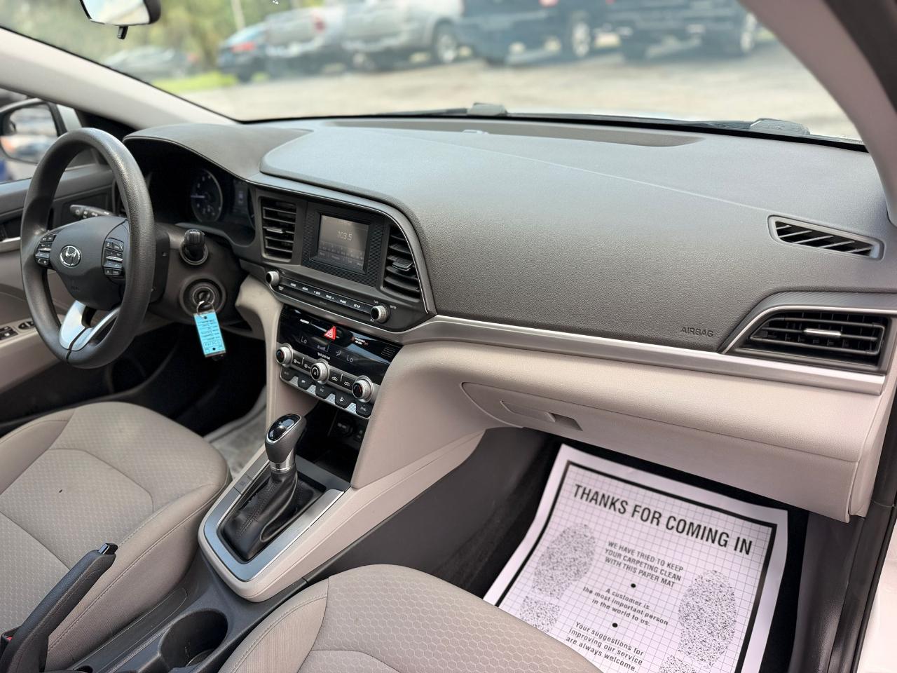 Hyundai Elantra SE 6AT 2020