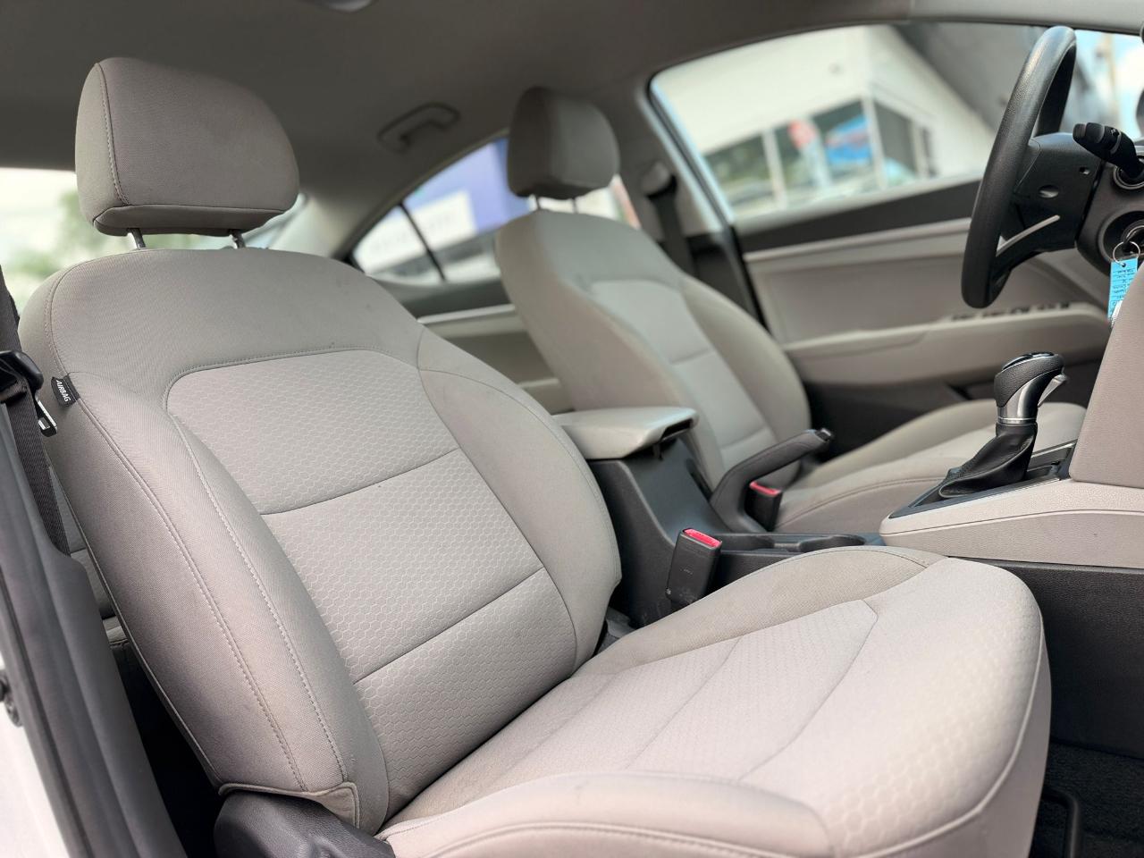 Hyundai Elantra SE 6AT 2020