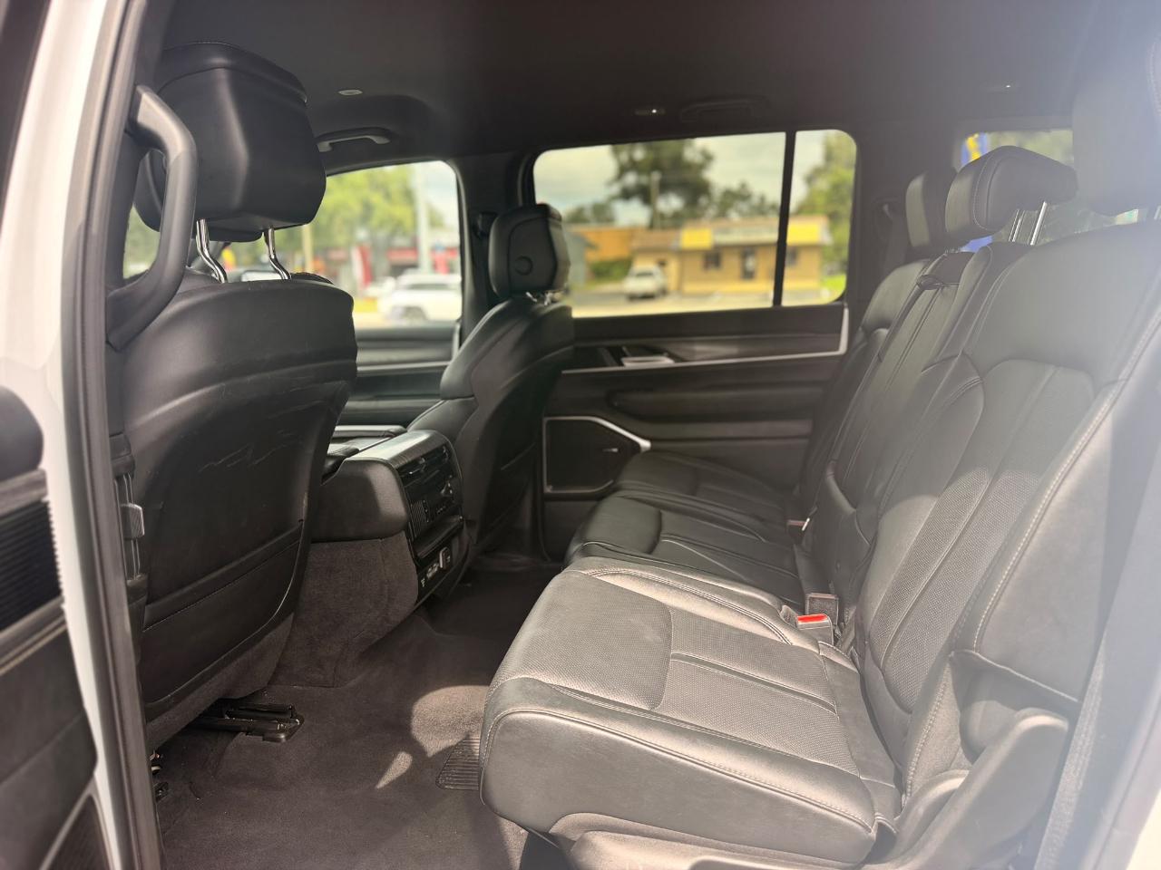 Jeep Wagoneer L Series II 4x2 2024
