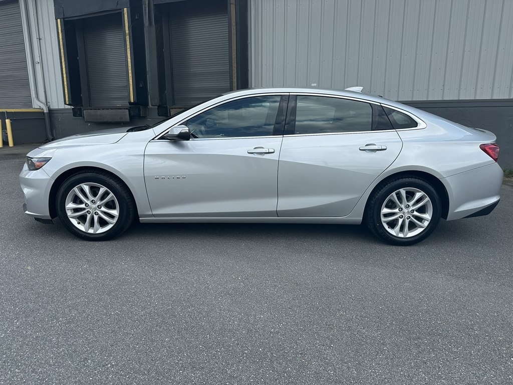 2017 Chevrolet Malibu 1LT photo 2