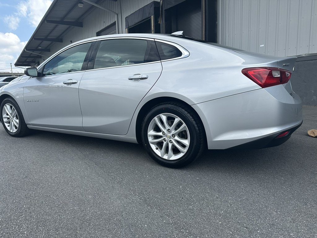 2017 Chevrolet Malibu 1LT photo 3