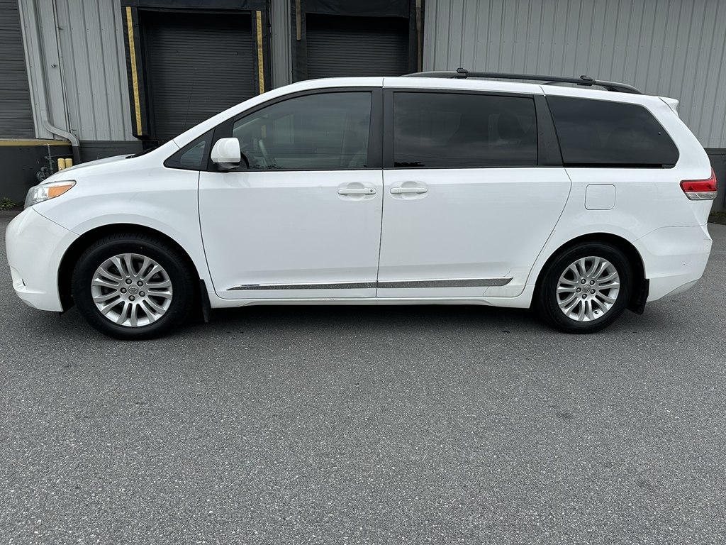 2013 Toyota Sienna XLE photo 2
