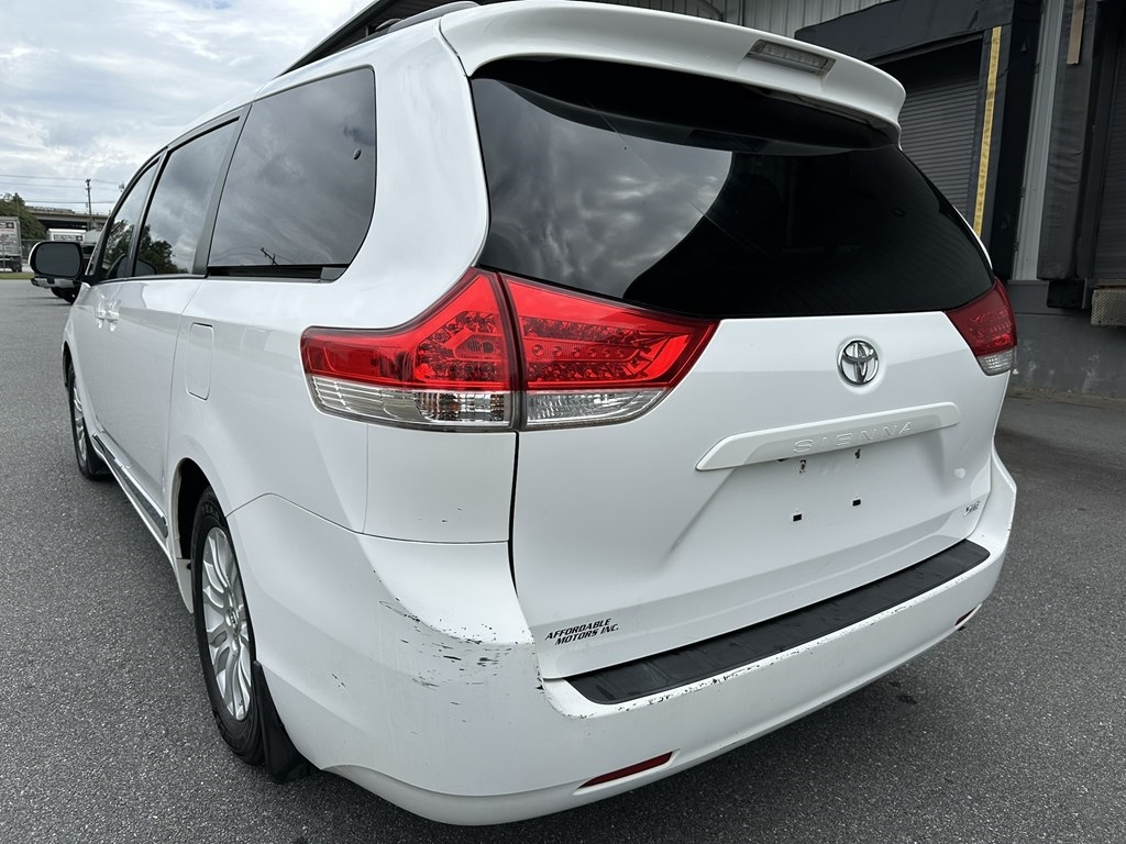 2013 Toyota Sienna XLE photo 3