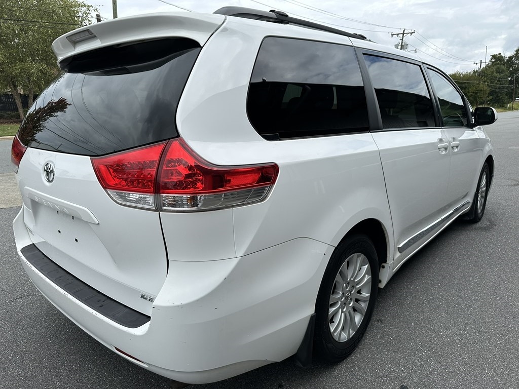 2013 Toyota Sienna XLE photo 4