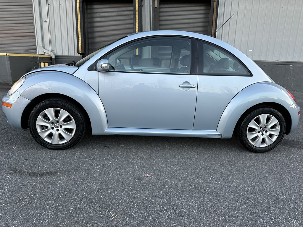 2010 Volkswagen Beetle photo 2
