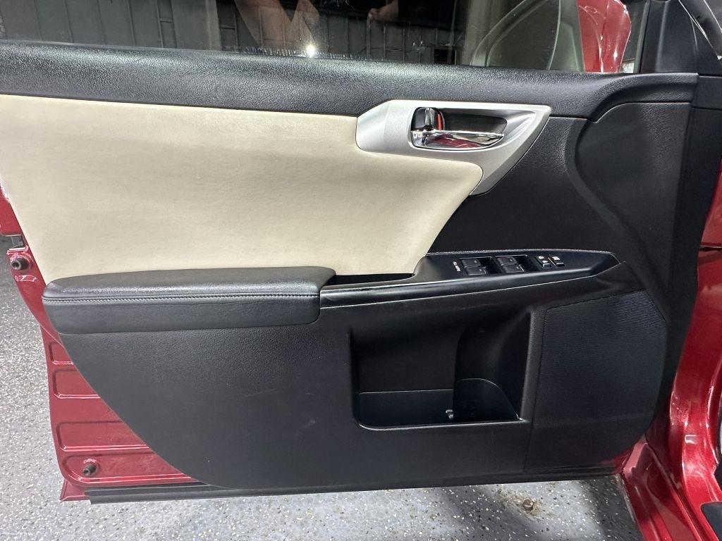 Lexus CT photo 12
