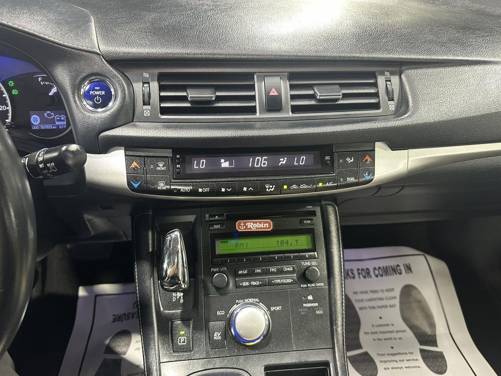Lexus CT photo 17