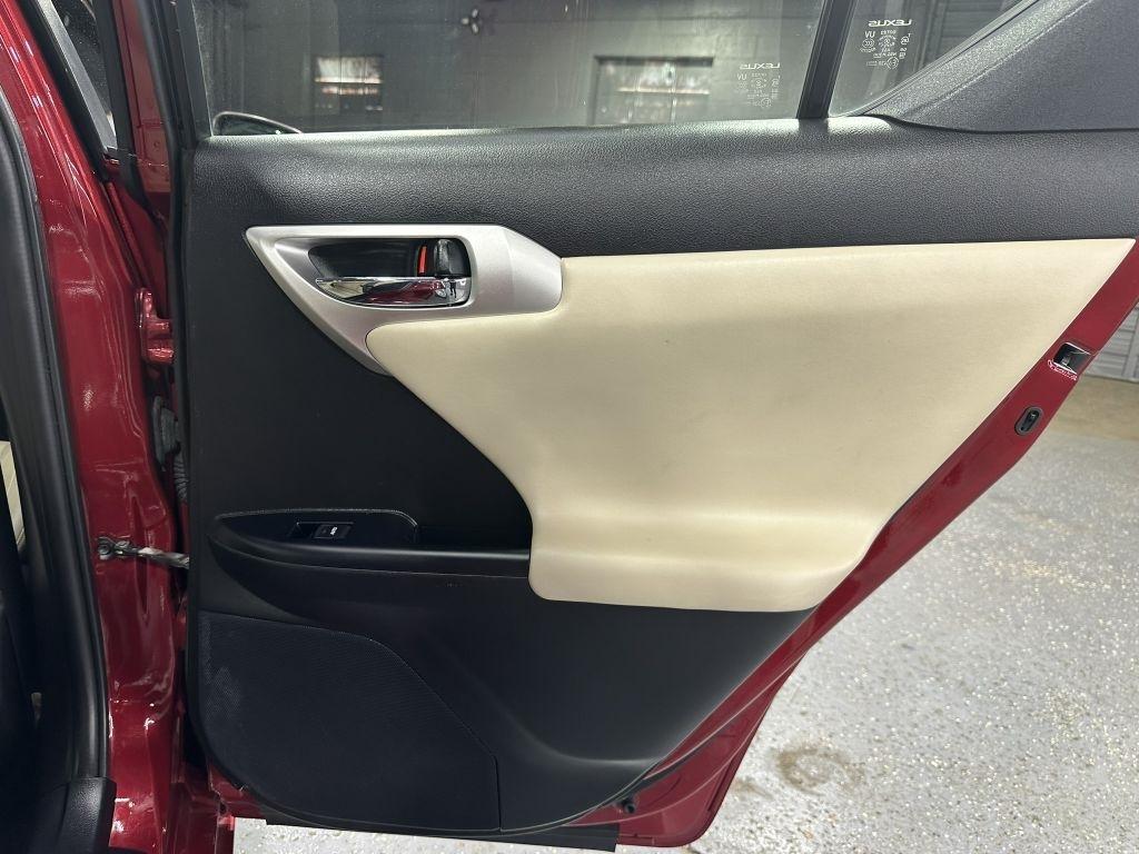Lexus CT photo 35