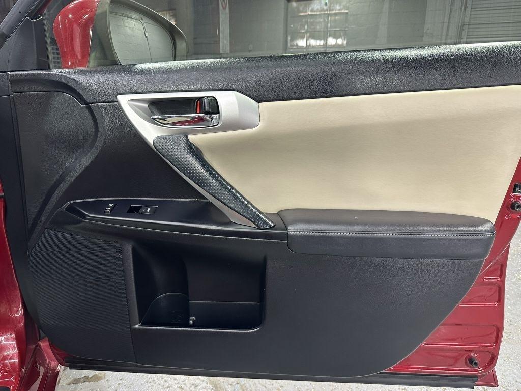 Lexus CT photo 38