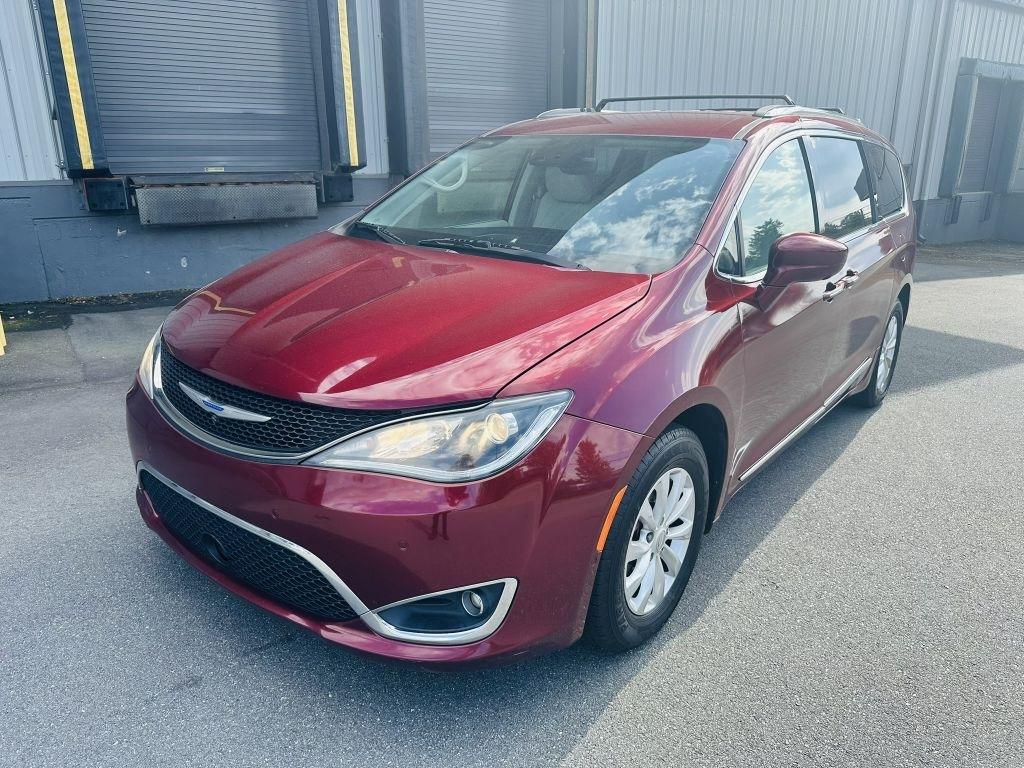 Chrysler Pacifica photo 2