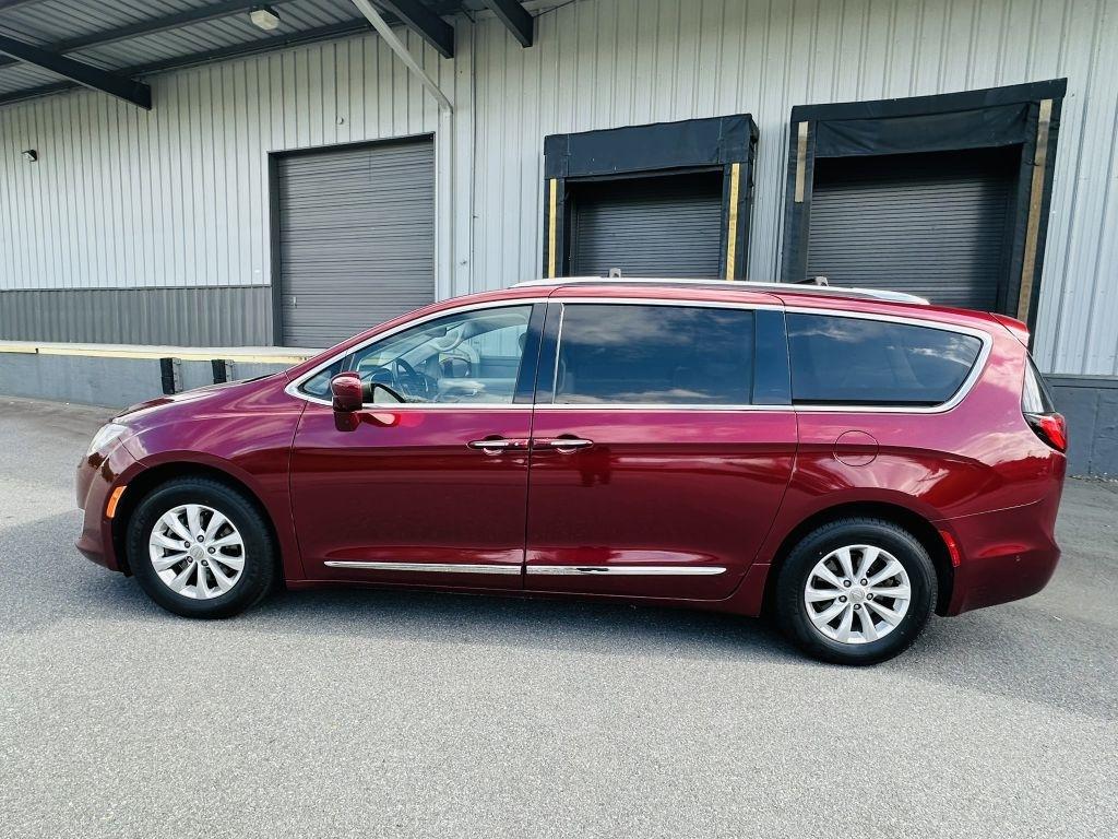 Chrysler Pacifica photo 3
