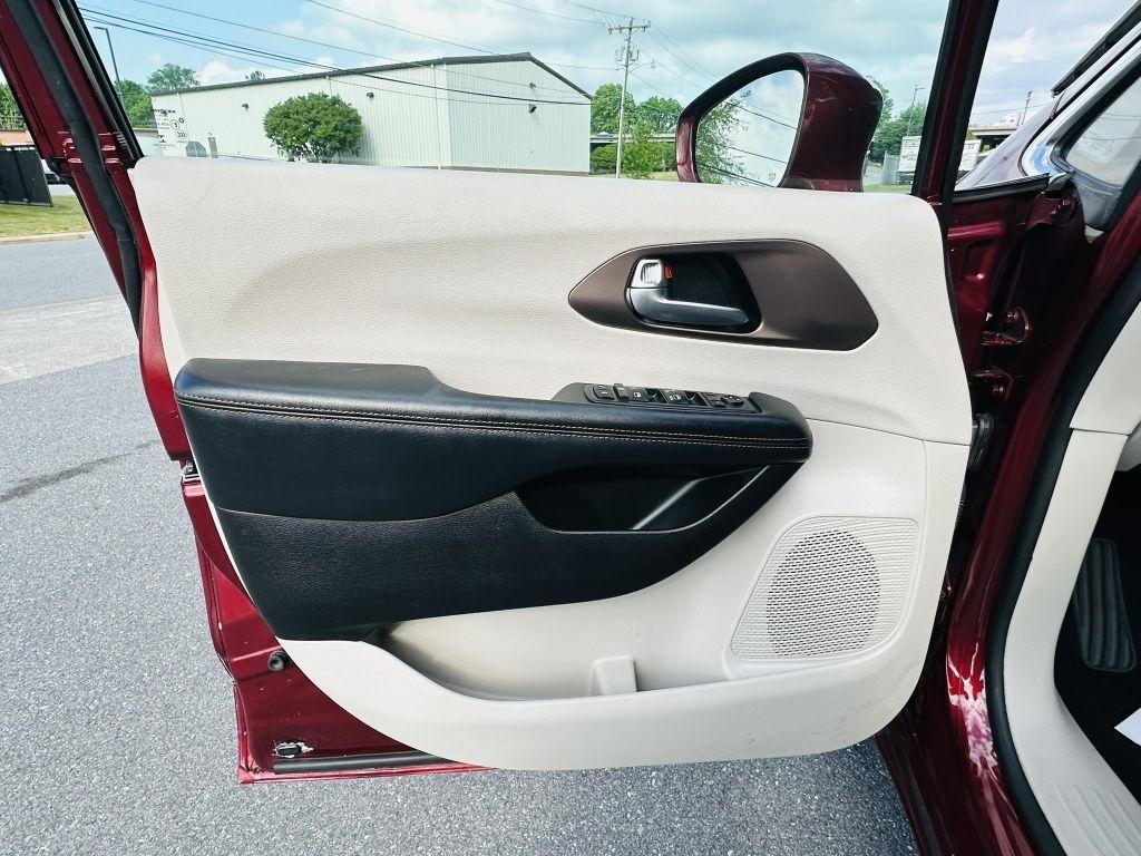 Chrysler Pacifica photo 13