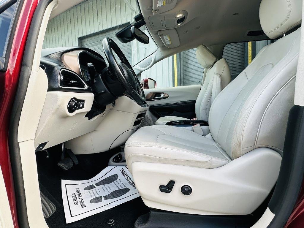 Chrysler Pacifica photo 14