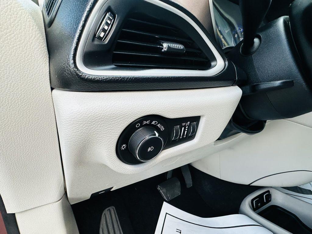 Chrysler Pacifica photo 15