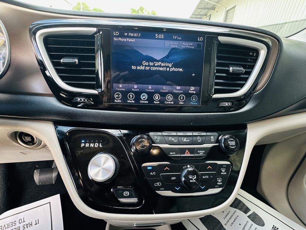 Chrysler Pacifica photo 16
