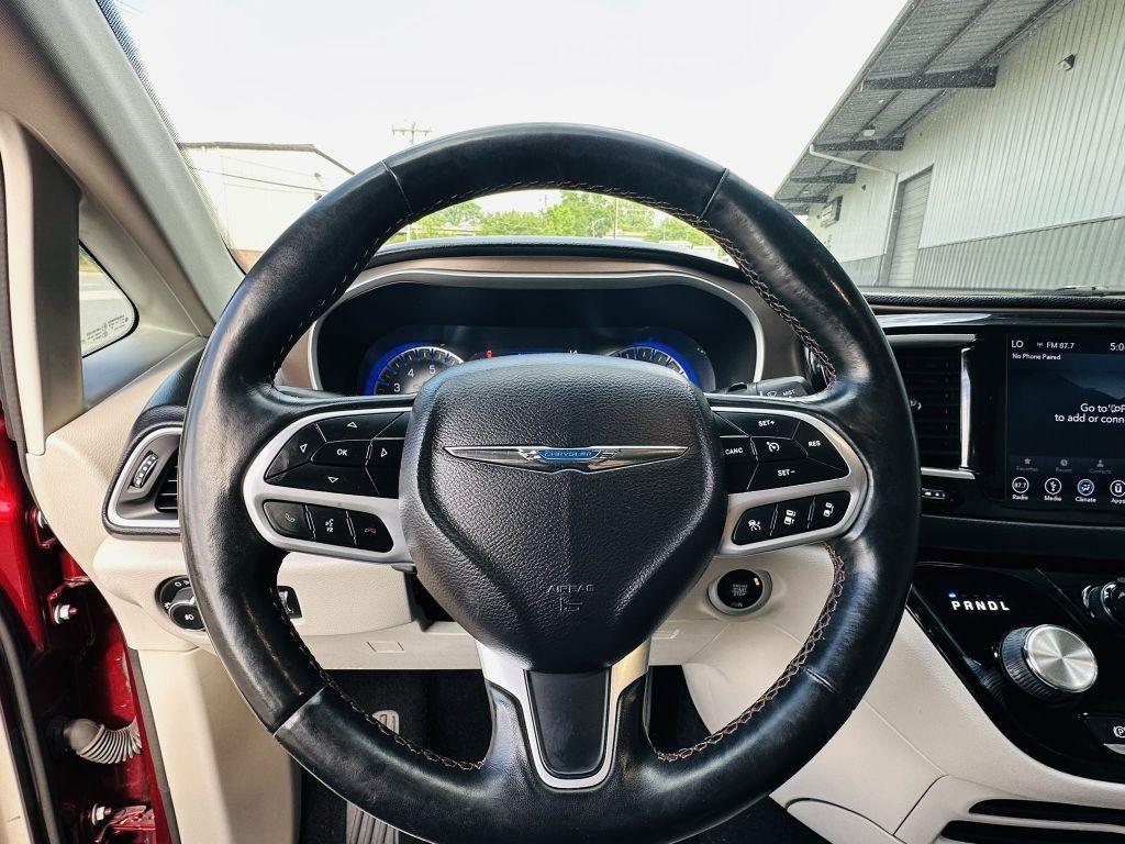 Chrysler Pacifica photo 18