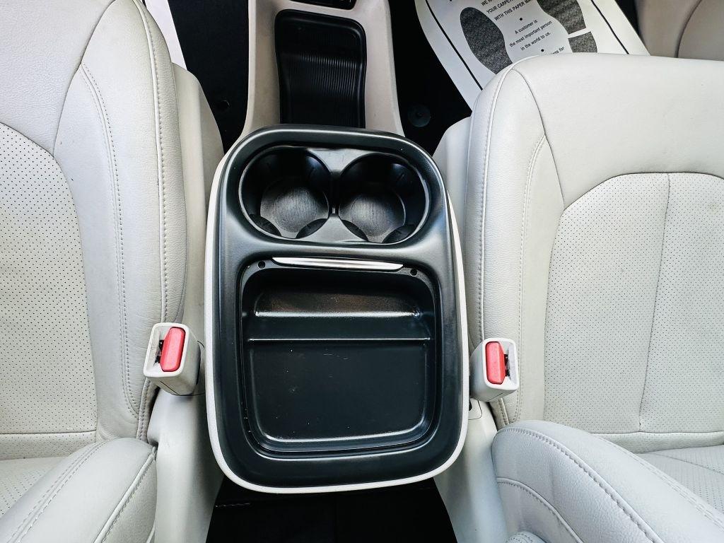 Chrysler Pacifica photo 19