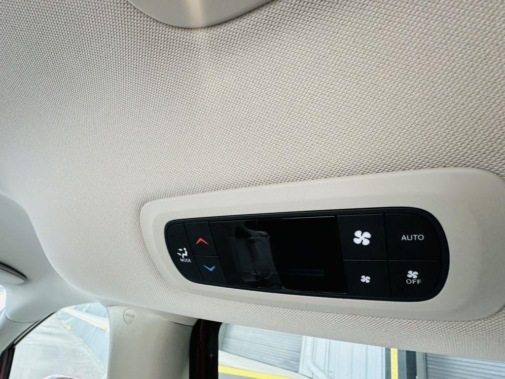 Chrysler Pacifica photo 27