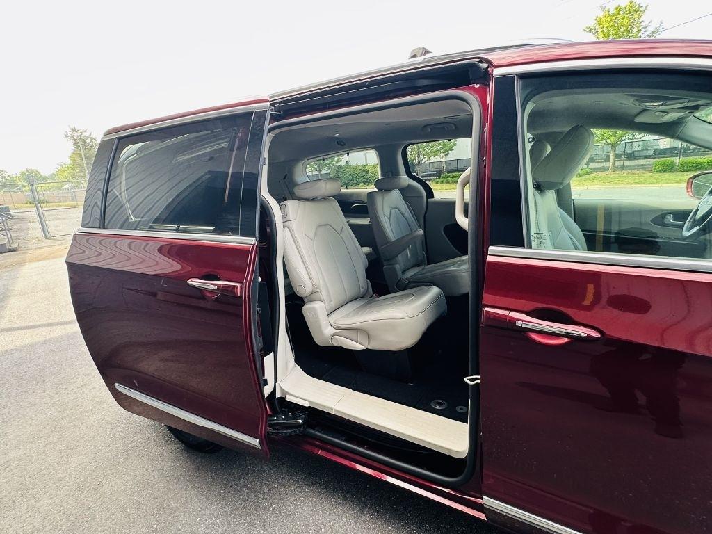 Chrysler Pacifica photo 33