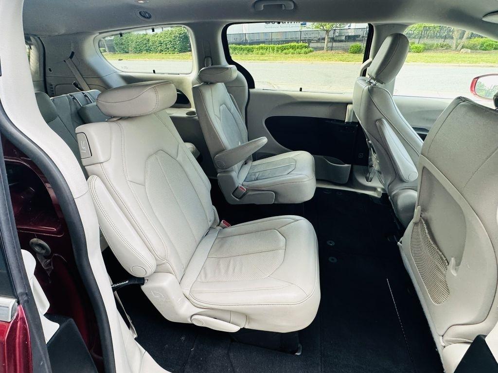 Chrysler Pacifica photo 35