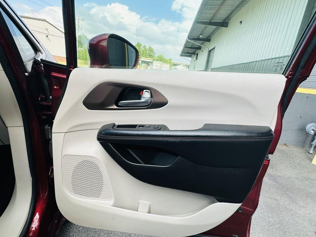 Chrysler Pacifica photo 38