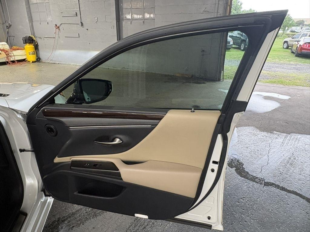 Lexus ES 300h Base 2019
