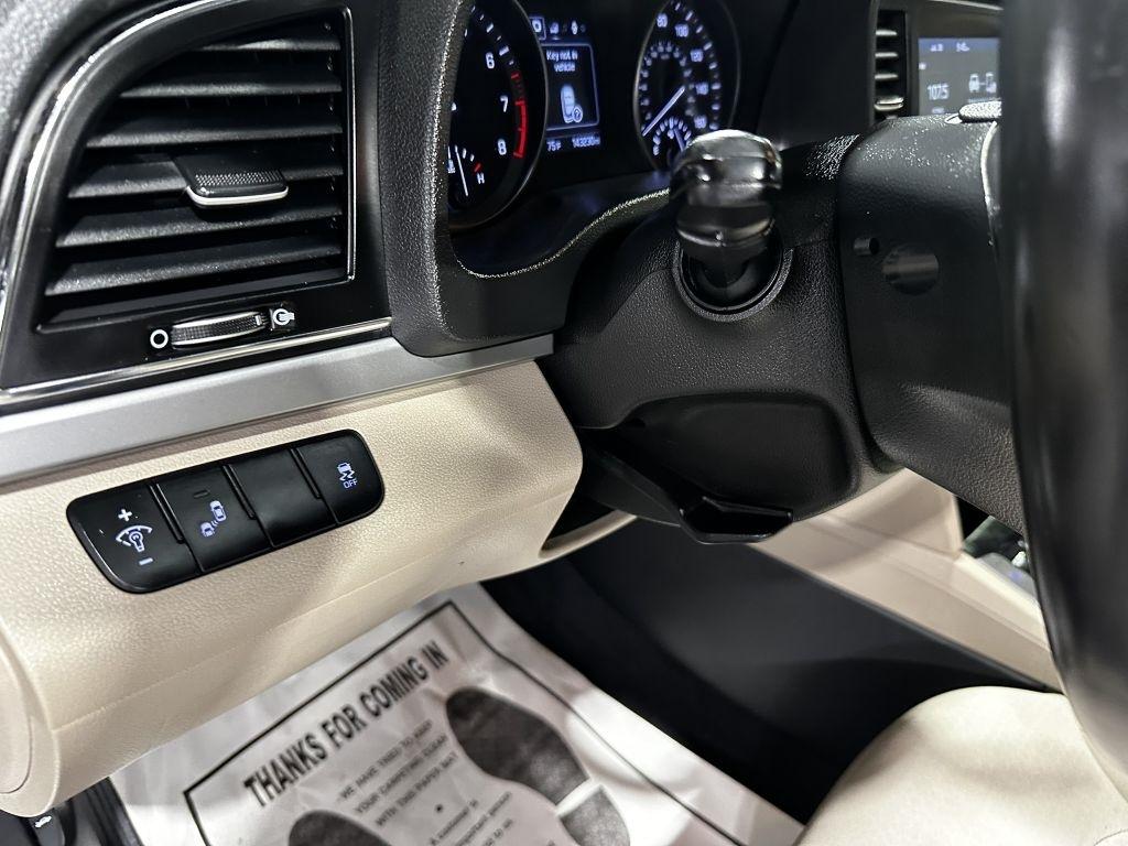 Hyundai Elantra Value Edition 6A 2017