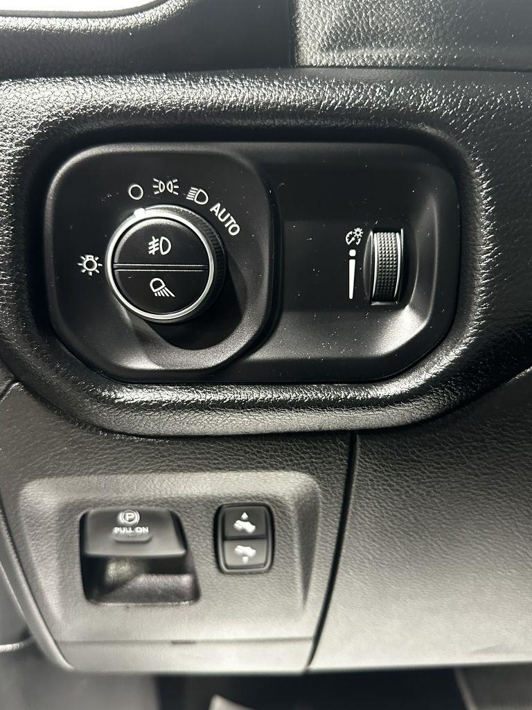 RAM 1500 Big Horn Crew Cab SWB 4WD 2022