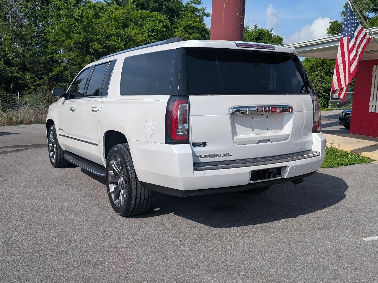 2020 GMC Yukon XL Denali - Photo 3