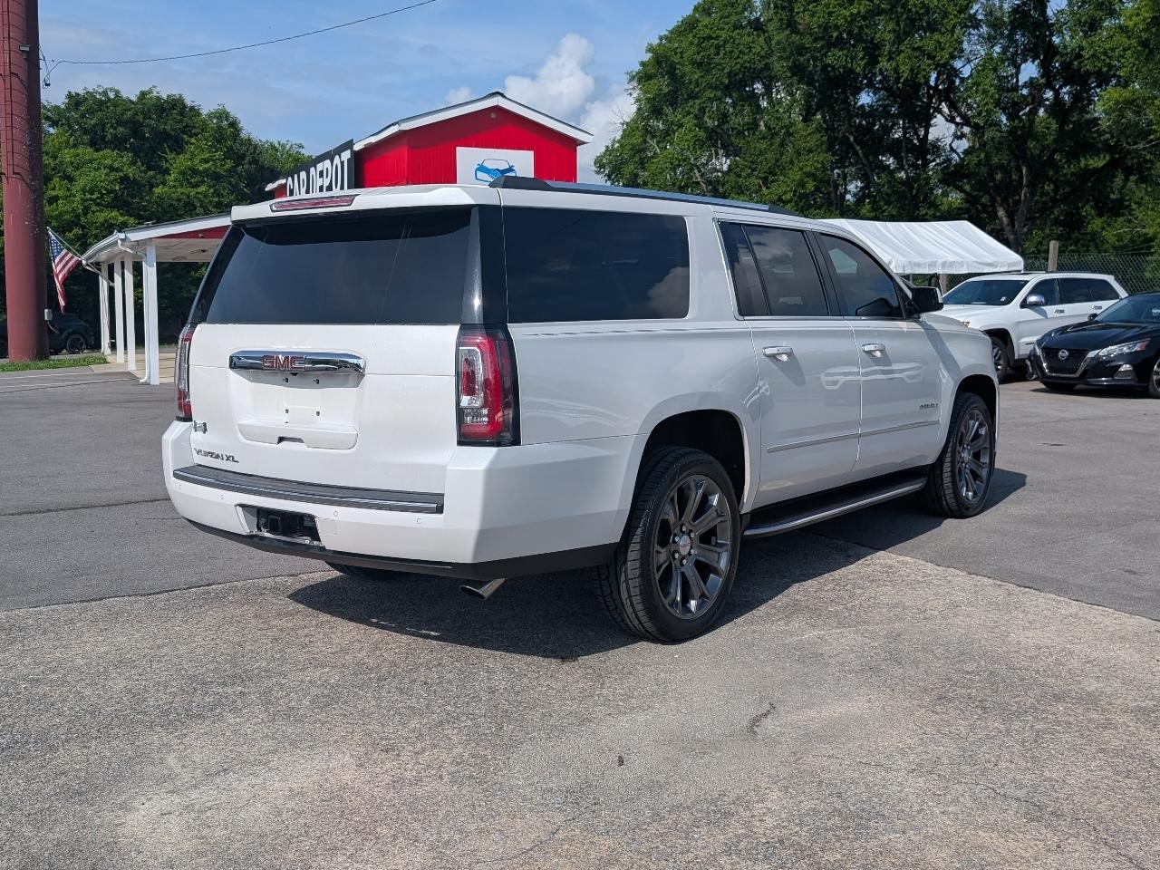 2020 GMC Yukon XL Denali - Photo 5