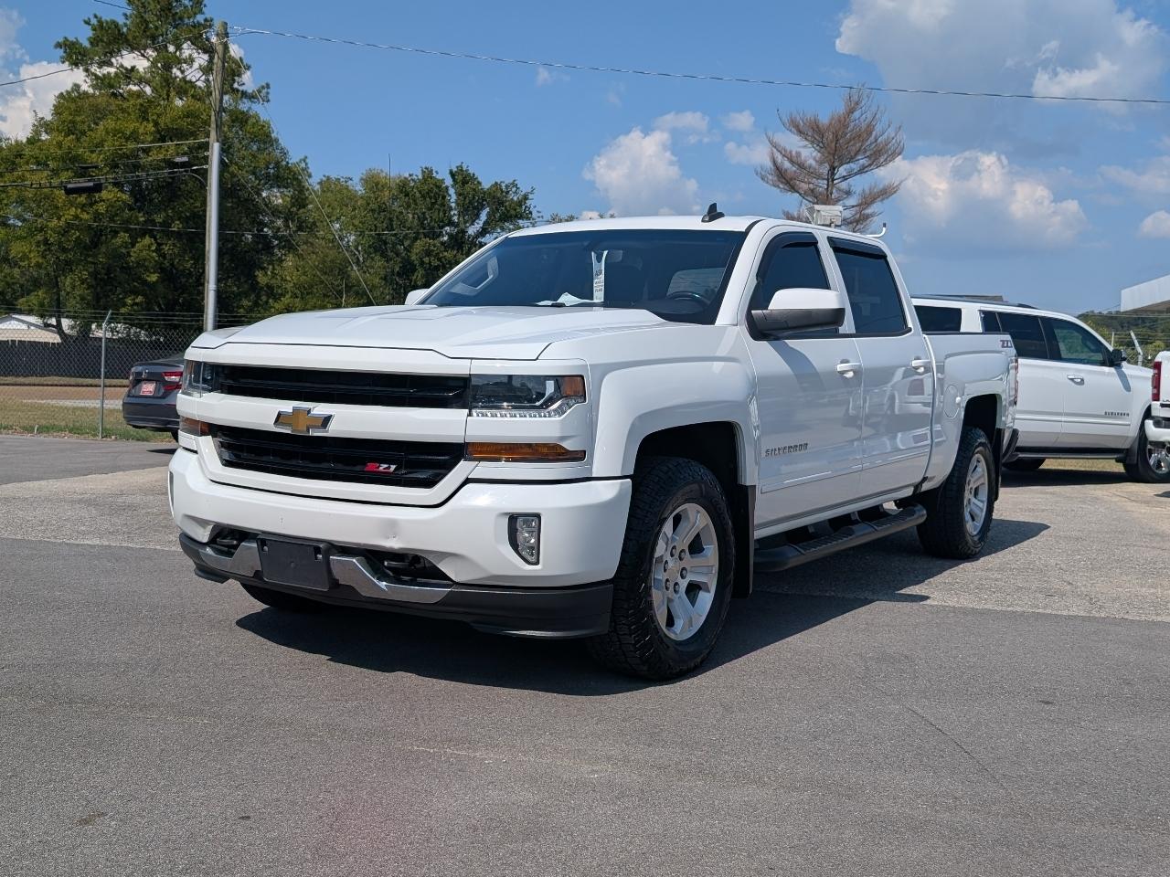 Chevrolet Silverado photo 2