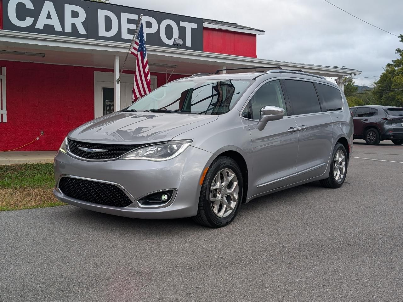 Chrysler Pacifica photo 2